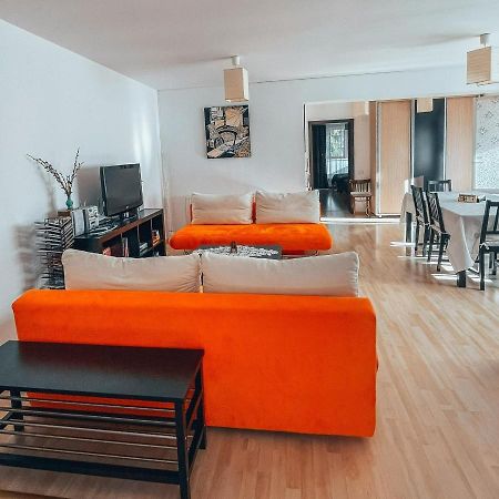 Sebiana Apartment บุชเตนี ภายนอก รูปภาพ
